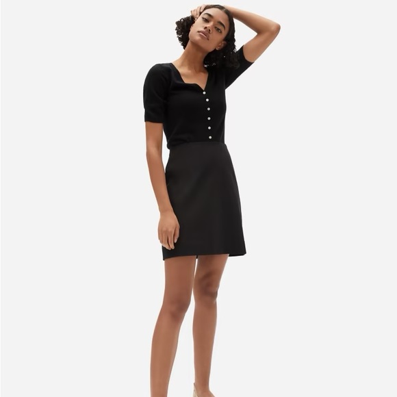 Everlane Dresses & Skirts - Everlane Almost-Mini Skirt size 4